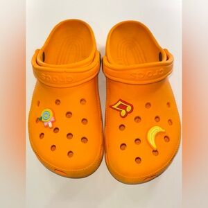 Bright Orange Crocs clog with charms #Crocs
Size : 7M/9W